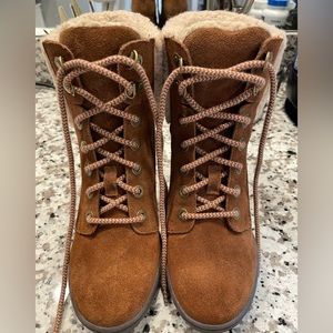 Brand new Evolve by Easy Spirit Everett women’s shade faux fur ankle boots. 7.5